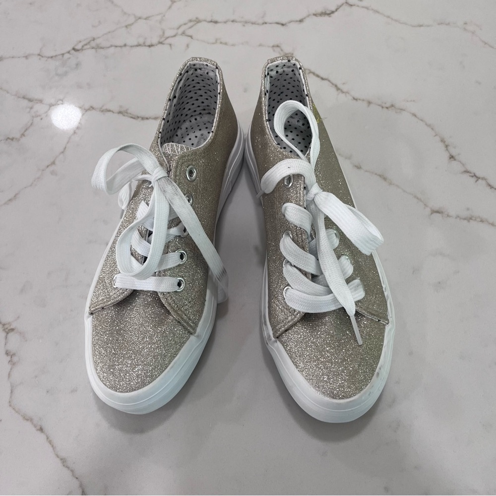 Journey Collection Girls Gold Glitter Sneakers | w/ Heart Detail | NWOT | 3Y